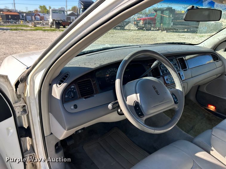 image for item EK4456 2000 Lincoln  Town Car Executive Series limousine 