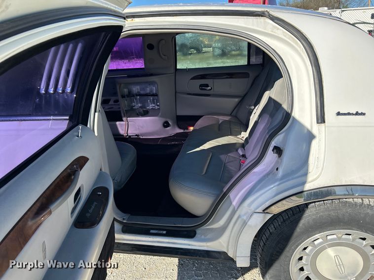 image for item EK4456 2000 Lincoln  Town Car Executive Series limousine 