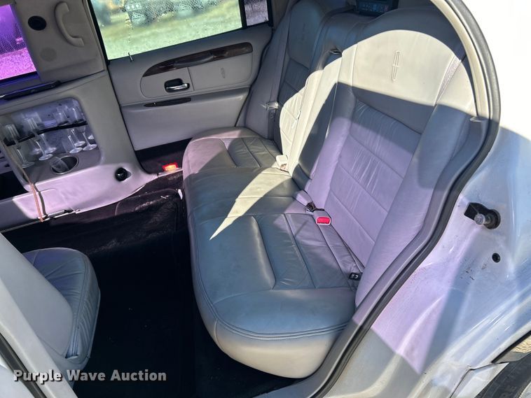 image for item EK4456 2000 Lincoln  Town Car Executive Series limousine 