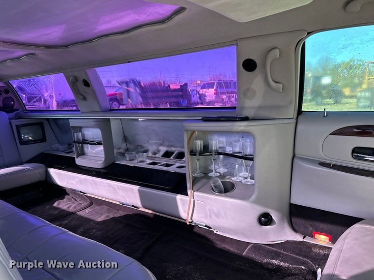 image for item EK4456 2000 Lincoln  Town Car Executive Series limousine 