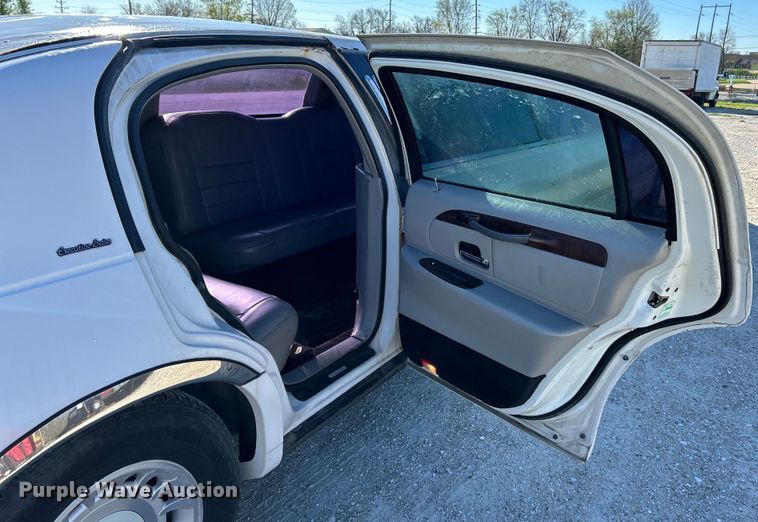 image for item EK4456 2000 Lincoln  Town Car Executive Series limousine 