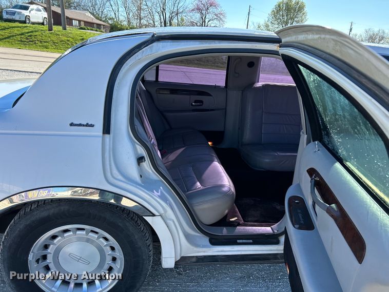 image for item EK4456 2000 Lincoln  Town Car Executive Series limousine 