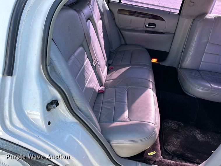 image for item EK4456 2000 Lincoln  Town Car Executive Series limousine 