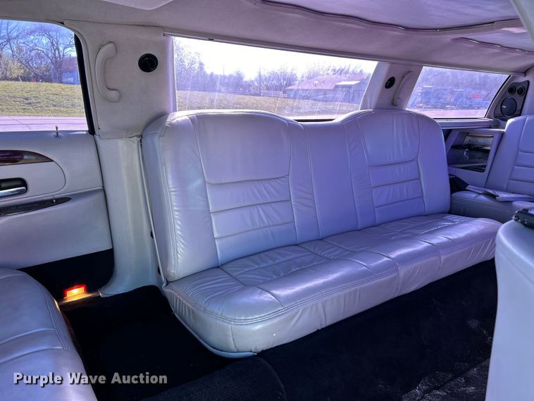 image for item EK4456 2000 Lincoln  Town Car Executive Series limousine 