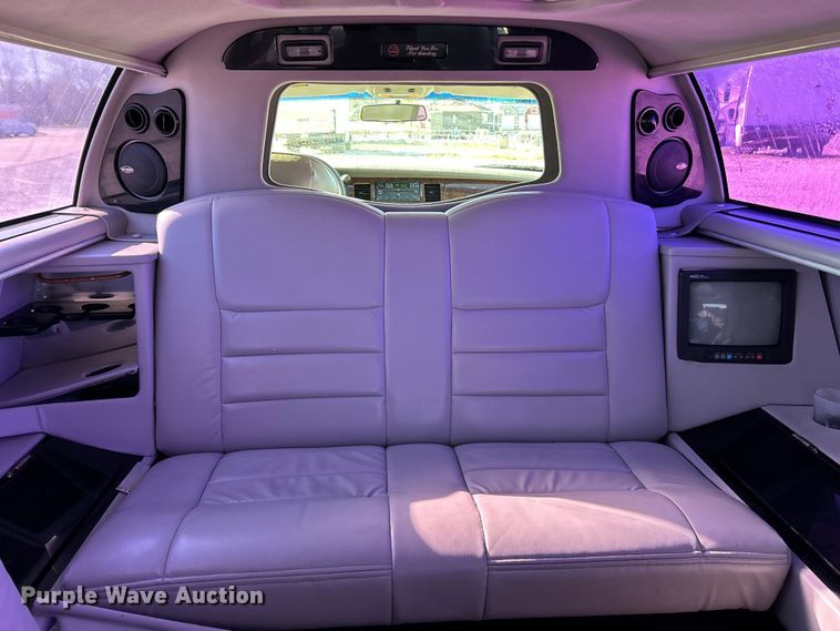 image for item EK4456 2000 Lincoln  Town Car Executive Series limousine 