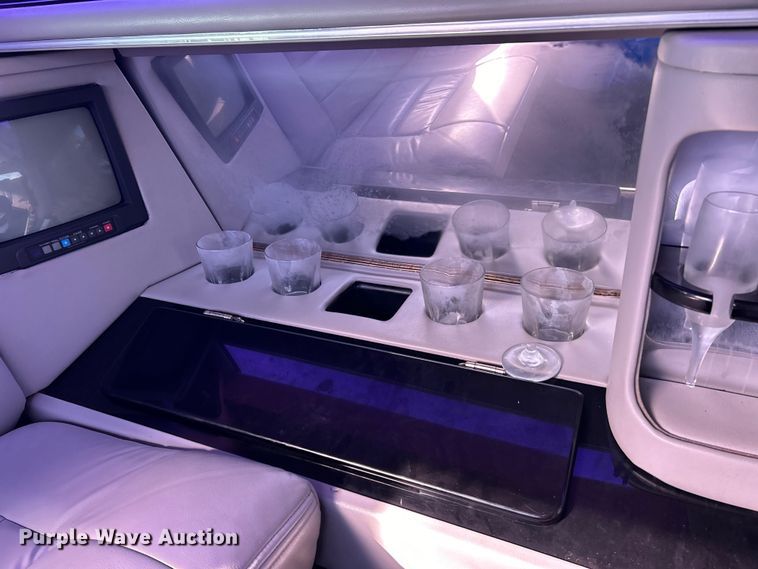 image for item EK4456 2000 Lincoln  Town Car Executive Series limousine 