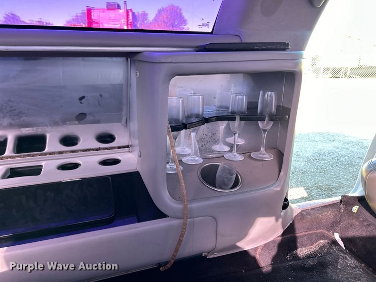 image for item EK4456 2000 Lincoln  Town Car Executive Series limousine 