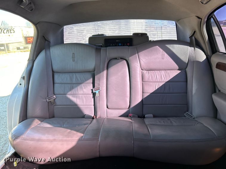 image for item EK4456 2000 Lincoln  Town Car Executive Series limousine 