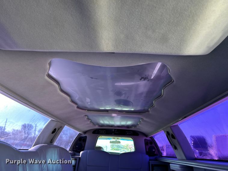 image for item EK4456 2000 Lincoln  Town Car Executive Series limousine 