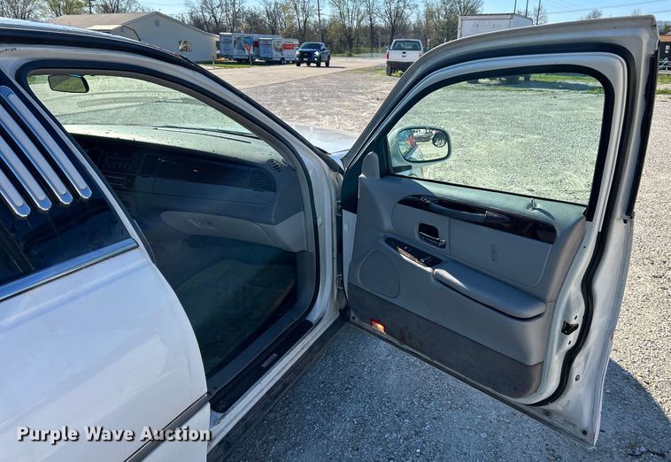 image for item EK4456 2000 Lincoln  Town Car Executive Series limousine 