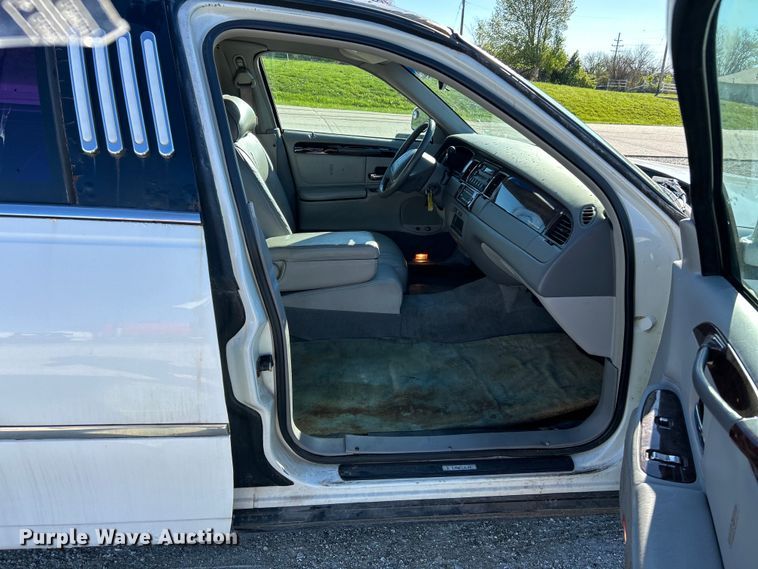 image for item EK4456 2000 Lincoln  Town Car Executive Series limousine 