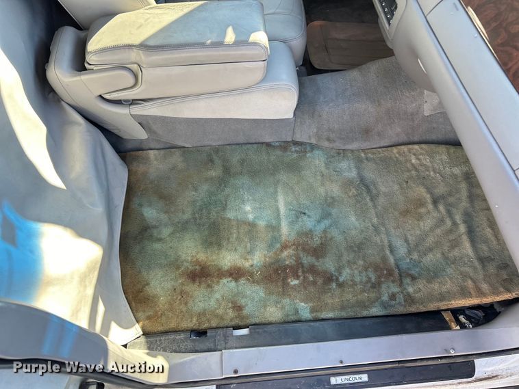 image for item EK4456 2000 Lincoln  Town Car Executive Series limousine 