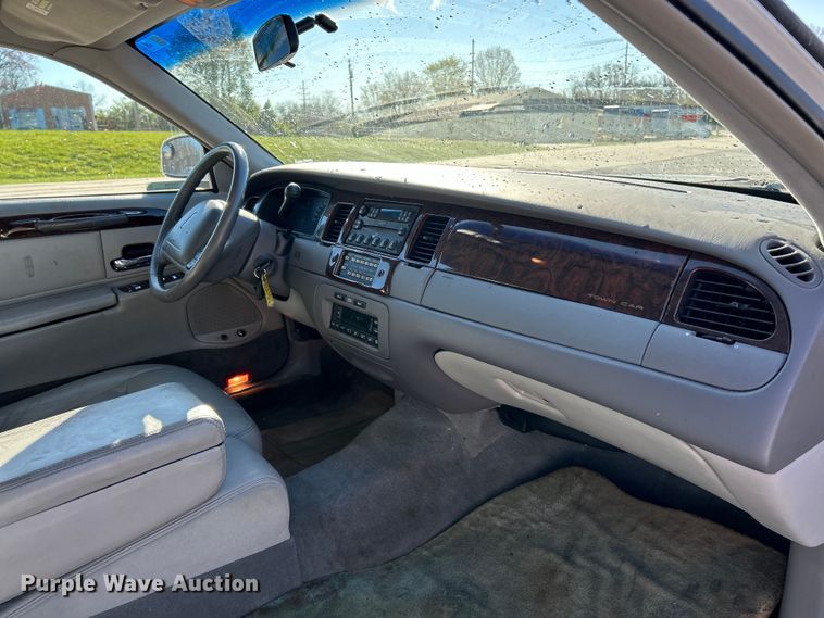 image for item EK4456 2000 Lincoln  Town Car Executive Series limousine 