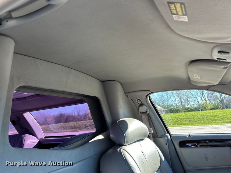 image for item EK4456 2000 Lincoln  Town Car Executive Series limousine 