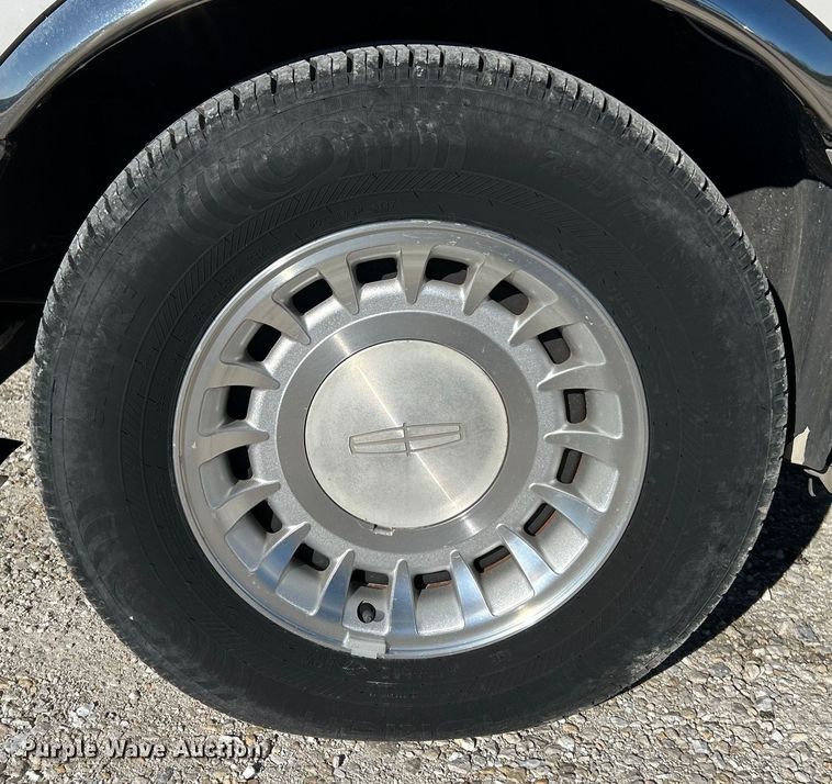 image for item EK4456 2000 Lincoln  Town Car Executive Series limousine 