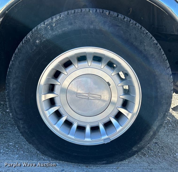 image for item EK4456 2000 Lincoln  Town Car Executive Series limousine 