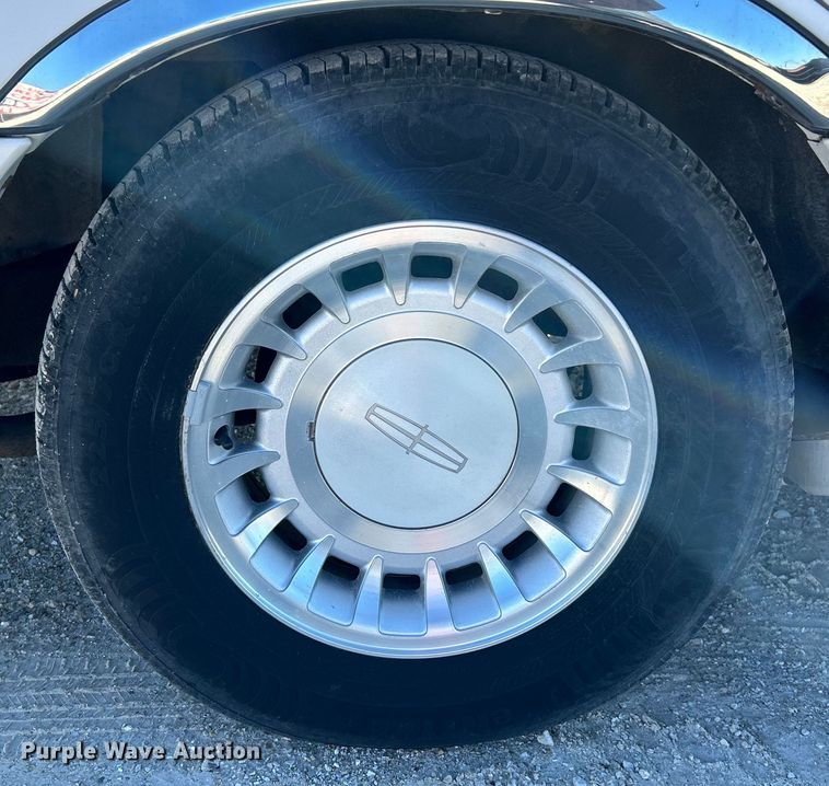 image for item EK4456 2000 Lincoln  Town Car Executive Series limousine 