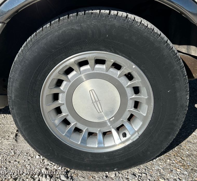 image for item EK4456 2000 Lincoln  Town Car Executive Series limousine 