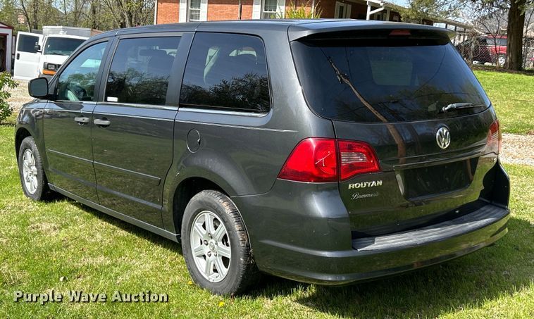 image for item EK4461 2011 Volkswagen  Routan S van
