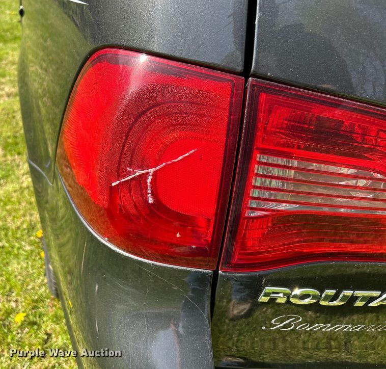 image for item EK4461 2011 Volkswagen  Routan S van