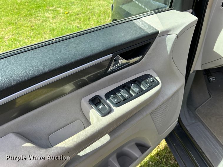 image for item EK4461 2011 Volkswagen  Routan S van