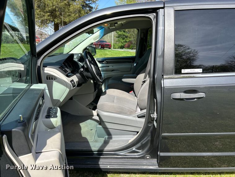 image for item EK4461 2011 Volkswagen  Routan S van