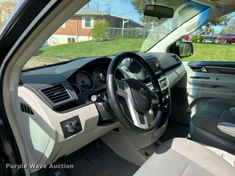 image for item EK4461 2011 Volkswagen  Routan S van