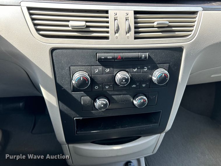 image for item EK4461 2011 Volkswagen  Routan S van