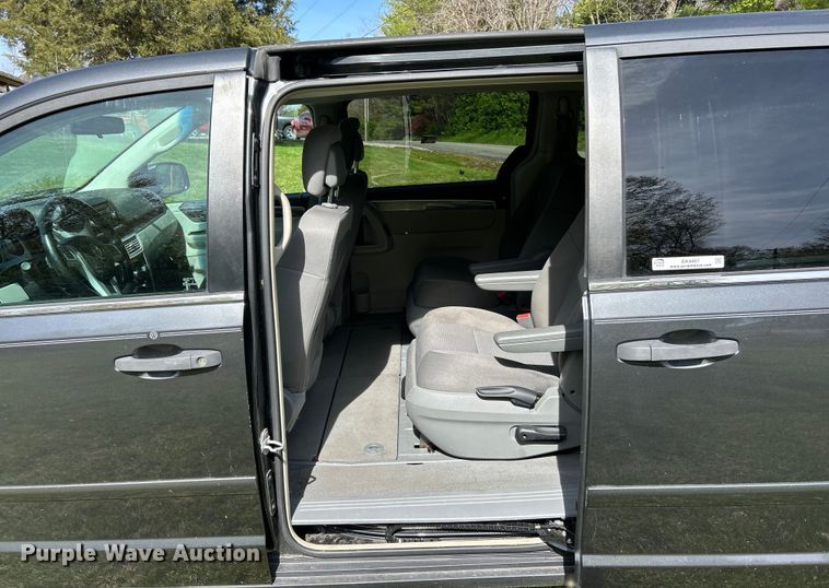 image for item EK4461 2011 Volkswagen  Routan S van