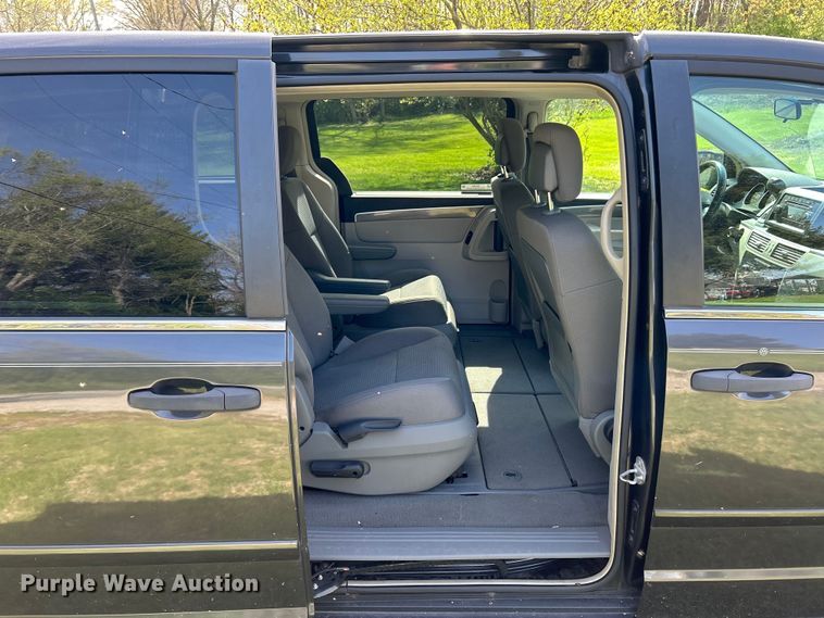 image for item EK4461 2011 Volkswagen  Routan S van