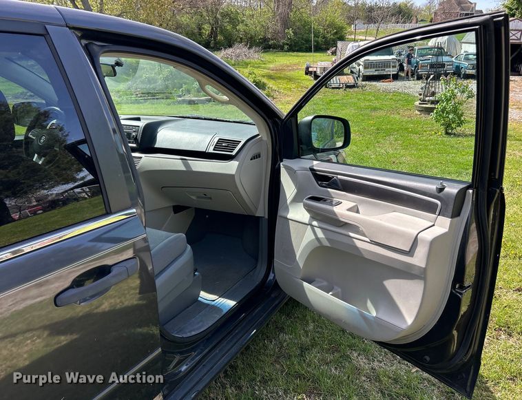 image for item EK4461 2011 Volkswagen  Routan S van