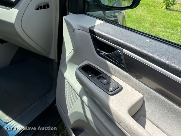 image for item EK4461 2011 Volkswagen  Routan S van