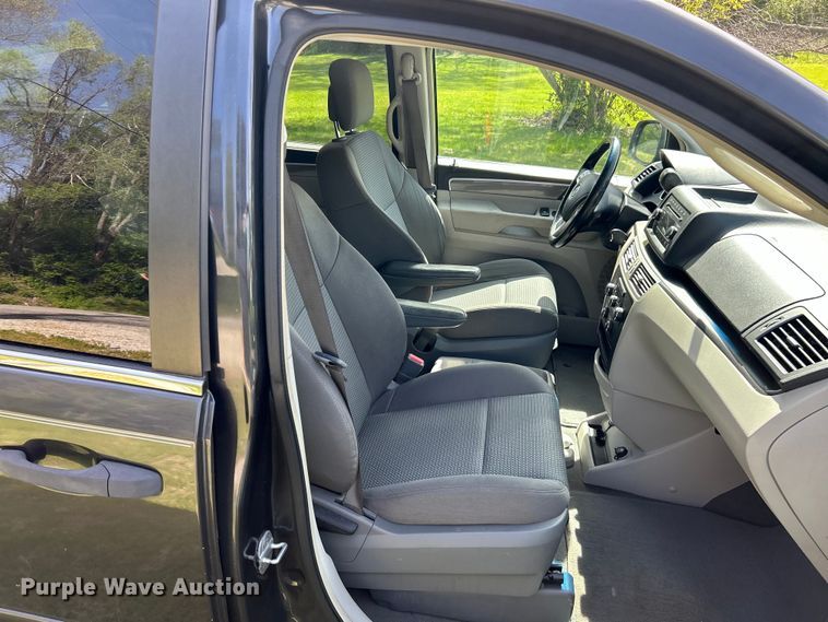 image for item EK4461 2011 Volkswagen  Routan S van