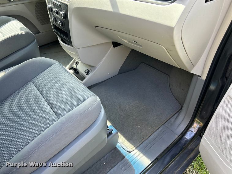 image for item EK4461 2011 Volkswagen  Routan S van