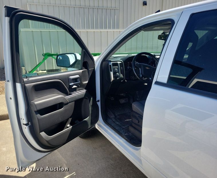 image for item LC9956 2018 Chevrolet  Silverado 1500 Crew Cab pickup truck