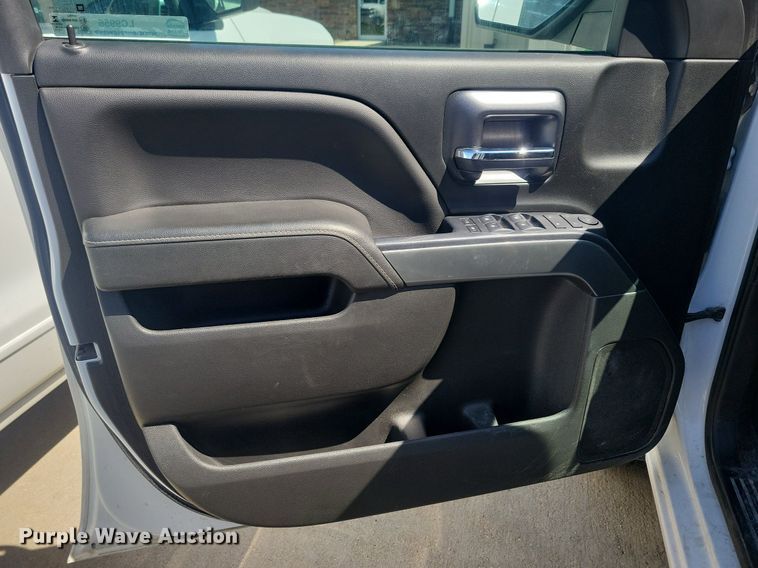 image for item LC9956 2018 Chevrolet  Silverado 1500 Crew Cab pickup truck