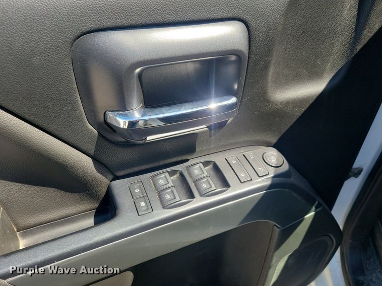 image for item LC9956 2018 Chevrolet  Silverado 1500 Crew Cab pickup truck