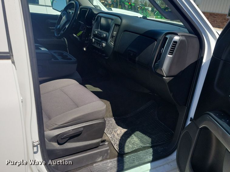 image for item LC9956 2018 Chevrolet  Silverado 1500 Crew Cab pickup truck