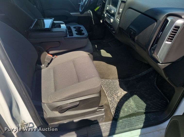 image for item LC9956 2018 Chevrolet  Silverado 1500 Crew Cab pickup truck