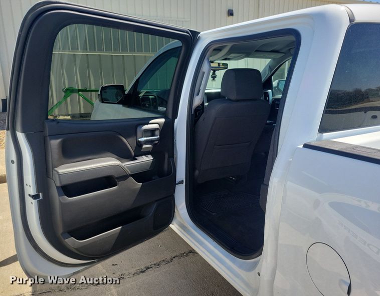 image for item LC9956 2018 Chevrolet  Silverado 1500 Crew Cab pickup truck