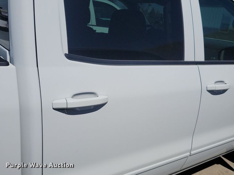 image for item LC9956 2018 Chevrolet  Silverado 1500 Crew Cab pickup truck