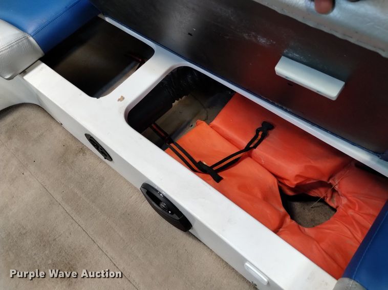 image for item LN9952 2001 Mastercraft 230VRS Wakeboard Edition  boat