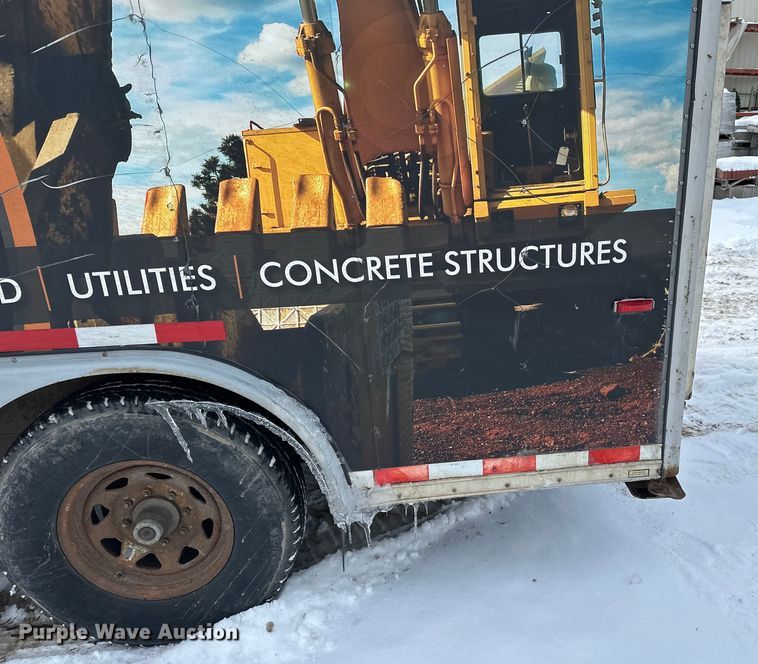 image for item LR9292 2000 Wells Cargo Inc enclosed cargo trailer