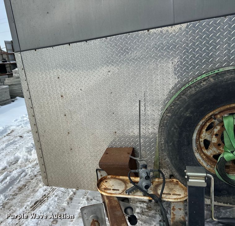 image for item LR9292 2000 Wells Cargo Inc enclosed cargo trailer