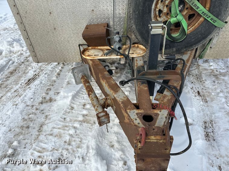 image for item LR9292 2000 Wells Cargo Inc enclosed cargo trailer