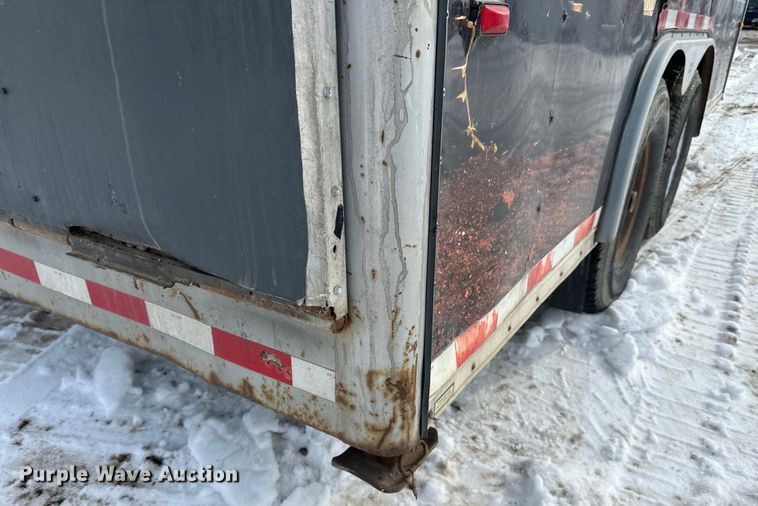 image for item LR9292 2000 Wells Cargo Inc enclosed cargo trailer
