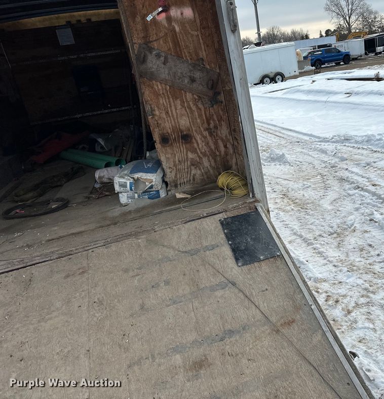 image for item LR9292 2000 Wells Cargo Inc enclosed cargo trailer