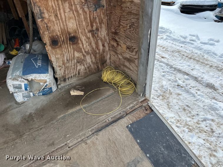 image for item LR9292 2000 Wells Cargo Inc enclosed cargo trailer