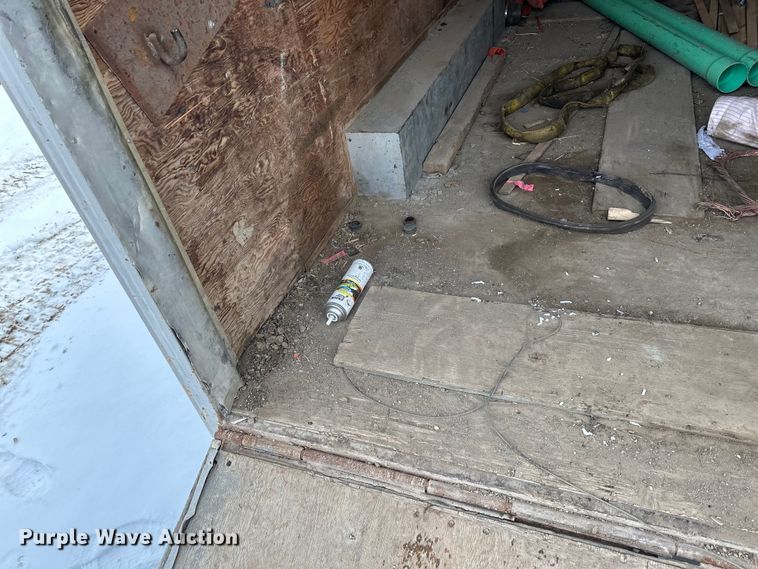 image for item LR9292 2000 Wells Cargo Inc enclosed cargo trailer