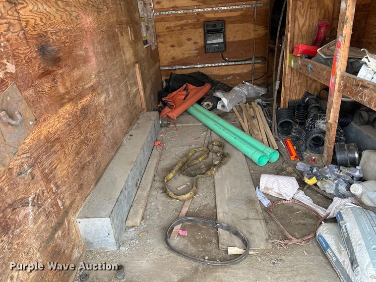 image for item LR9292 2000 Wells Cargo Inc enclosed cargo trailer